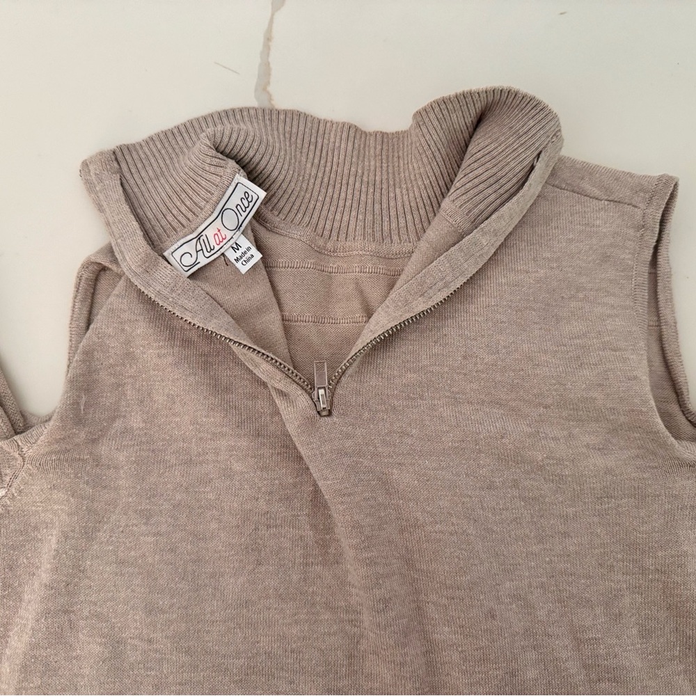 Medium Sweater Top Open Shoulders - Picture 3 of 4